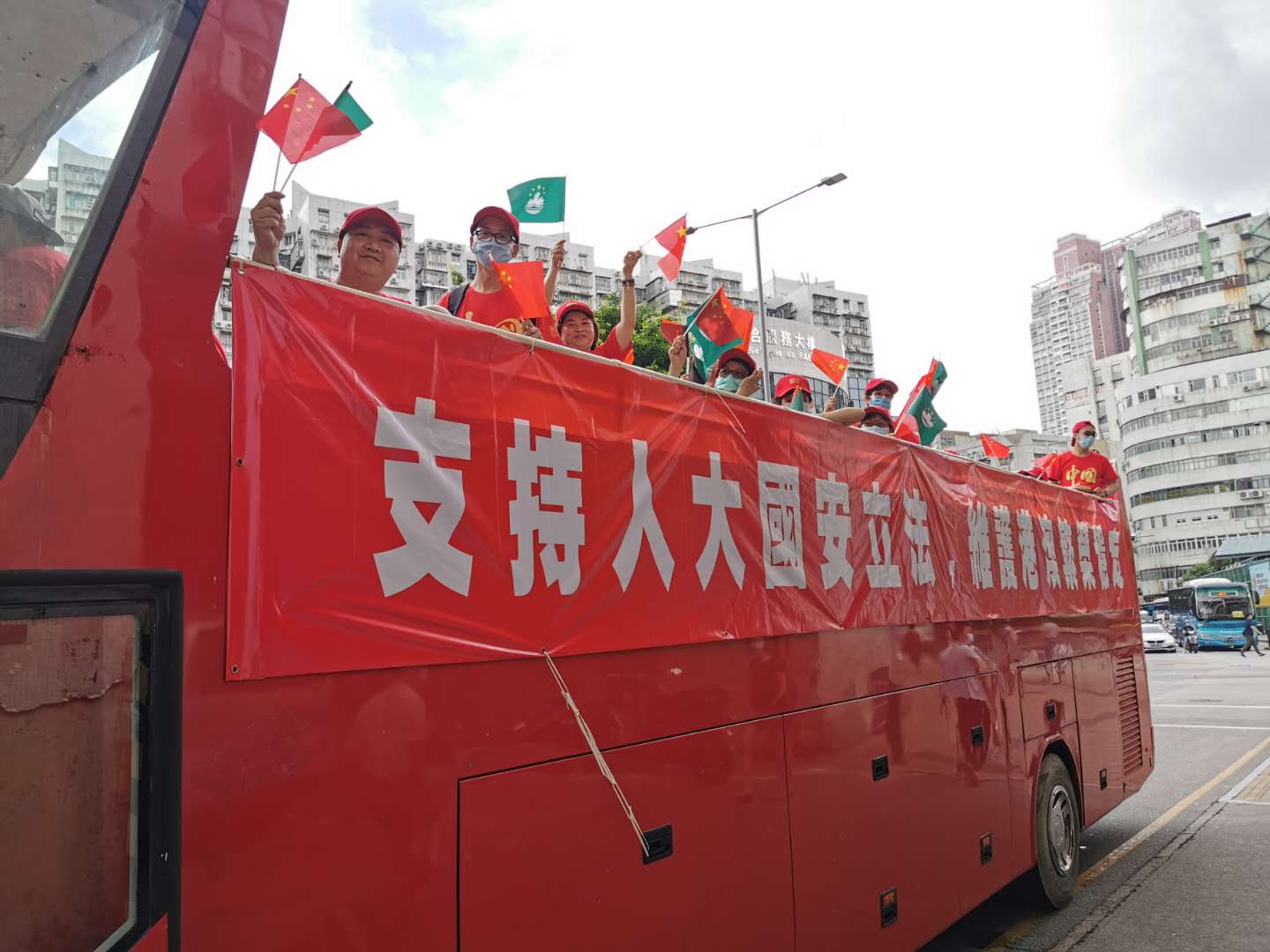 港澳團體發起支持人大国安立法”巴士巡遊活动